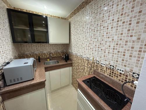 Dapur atau dapur kecil di Skyline luxury suites 5 mins from Cairo Airport