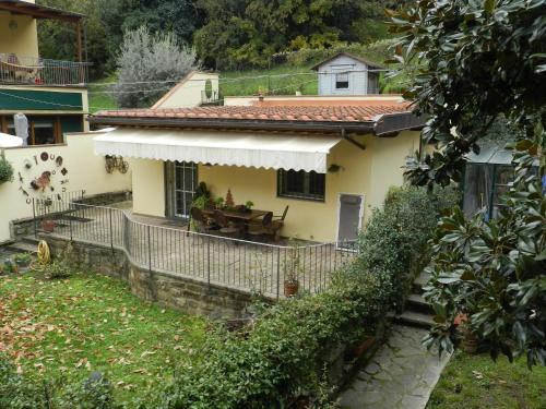 une maison avec une table sur un balcon dans l'établissement La Serra Sognante, un rifugio incantevole tra natura e relax, à Florence