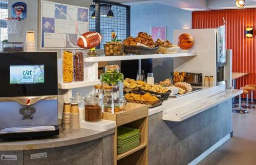 een eetbar met manden met eten en snacks bij ibis budget Paris Porte d'Aubervilliers in Aubervilliers