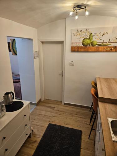 Ett kök eller pentry på Apartment Maja - Strict center of Zagreb