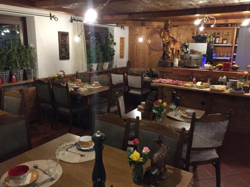 een restaurant met tafels en stoelen en een bar bij Hotel Meublé Gorret in Breuil-Cervinia