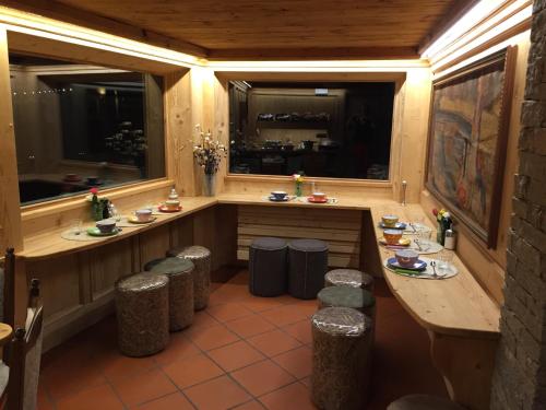 een restaurant met een tafel en stoelen in een kamer bij Hotel Meublé Gorret in Breuil-Cervinia