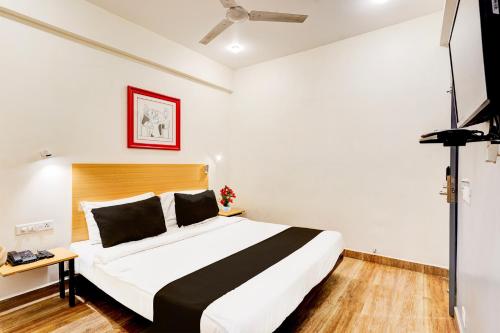 Cama ou camas em um quarto em Super Townhouse Tirupati