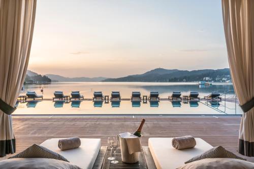 una habitación de hotel con vistas al agua en Falkensteiner Schlosshotel Velden – The Leading Hotels of the World, en Velden am Wörthersee