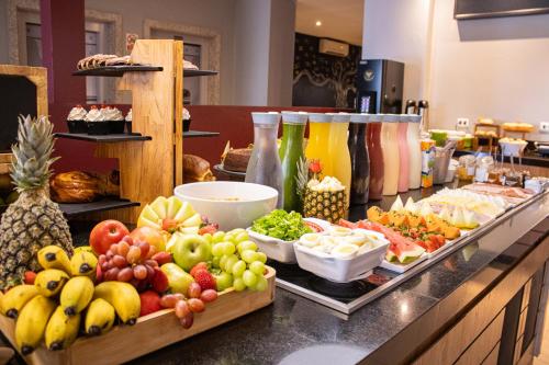 un buffet de fruits et légumes sur un comptoir dans l'établissement Hotel Euro Suite São Jose do Rio Preto by Nacional Inn, à Sao Jose do Rio Preto