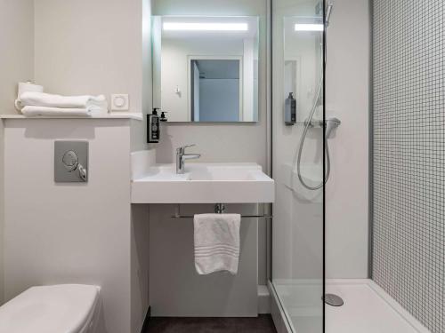 Bathroom sa ibis budget Marne la Vallée Pontault Combault