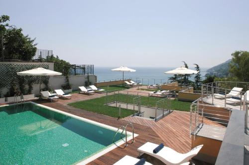 una piscina con sillas y sombrillas en un edificio en Relais Paradiso, en Vietri