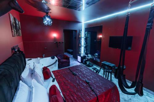 Un televizor și/sau centru de divertisment la Romeo Nights - Love Rooms - Adults Only