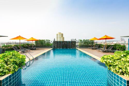 The swimming pool at or close to Adelphi Pattaya