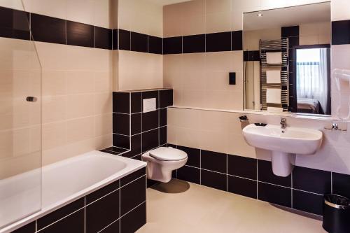 Interhotel Zlín tesisinde bir banyo