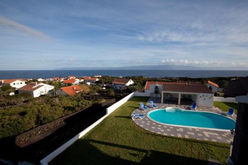 einen Luftblick auf einen Pool in einem Haus in der Unterkunft Pico Dreams in São Roque do Pico