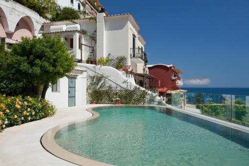 einem Pool vor einem Gebäude in der Unterkunft Hotel Palazzo Murat in Positano