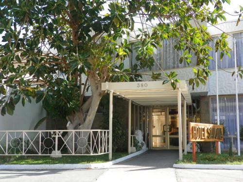 un edificio con un albero di fronte di Hotel Savona ad Arica