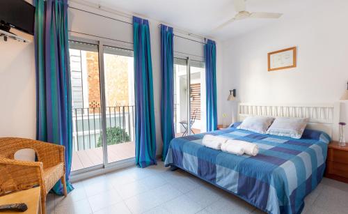 Postel nebo postele na pokoji v ubytování Hola Sitges Apartments