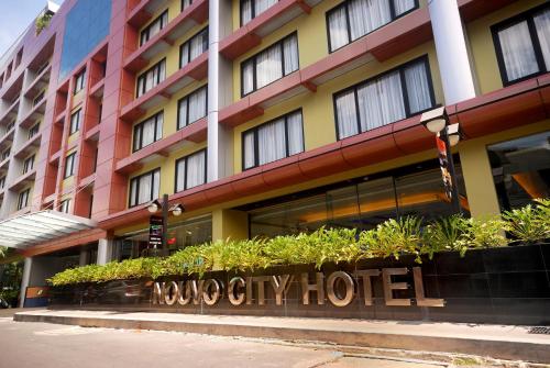 un edificio con un cartello di Hollywood City Hotel di fronte di Nouvo City Hotel a Bangkok