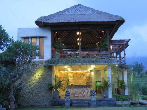 una casa con techo iluminado en Sawah Indah Villa, en Sidemen