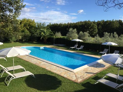 Swimming pool sa o malapit sa La Cantina del Podere dei Boni