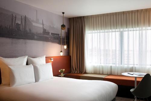 una camera d'albergo con letto e finestra di Pullman Liverpool a Liverpool