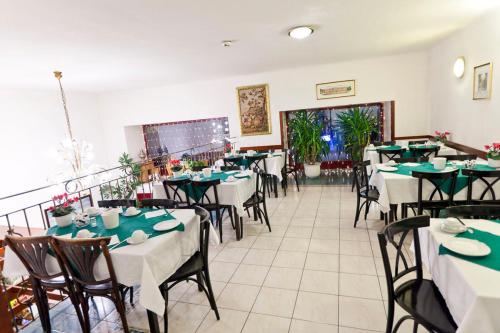 un restaurant avec tables et chaises et nappes vertes dans l'établissement Hotel-Pension Bleckmann, à Vienne