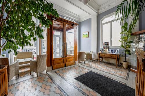 una hall con porta in legno e tavolo di Hotel De L'Europe a Toul