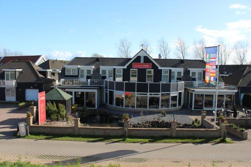 een groot gebouw met een winkel in een stad bij Hotel Restaurant 't Klokje in Renesse