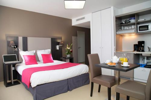 Tempat tidur dalam kamar di Odalys City Rennes Lorgeril