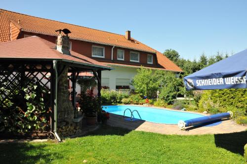 Swimmingpoolen hos eller tæt på Land-Hotel Am Wald Garni