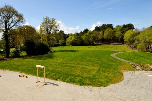 una bola de tee en la arena en un campo de golf en Auberge des VoyaJoueurs, en Monteneuf