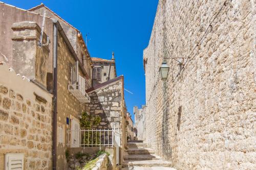 un vicolo in un centro storico con edifici in pietra di Holiday Home Piccolo Mondo a Dubrovnik