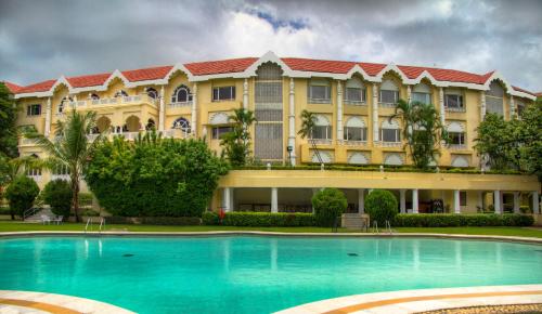 un gran edificio con una piscina frente a él en Gateway Nashik, en Nashik