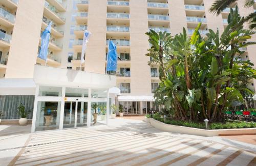 vista sulla parte anteriore di un edificio di Grupotel Orient a Playa de Palma