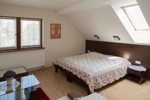 a bedroom with a bed in a attic at Rekreačný dom SISI in Podhájska