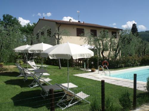 A piscina localizada em Agriturismo IL VIAIO ou nos arredores