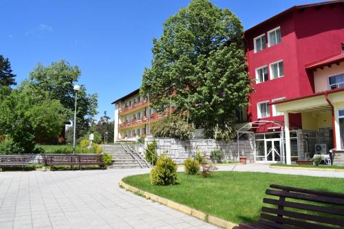 Garden sa labas ng Velingrad Balneohotel