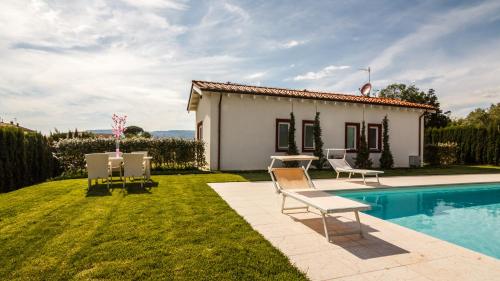 een villa met een zwembad en een huis bij Podere Villa Olmo in Pistoia