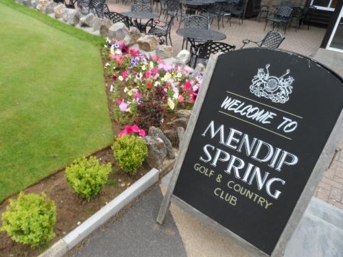 een bord voor een Marriott spring cafe en country club bij Mendip Spring Golf and Country Club in Churchill