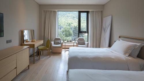 เตียงในห้องที่ The Nook Hotel Hangzhou - A design hotel, Near subway