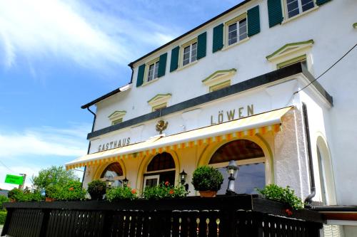 un edificio con un cartel en la parte delantera en Hotel Löwen, en Kirchzarten