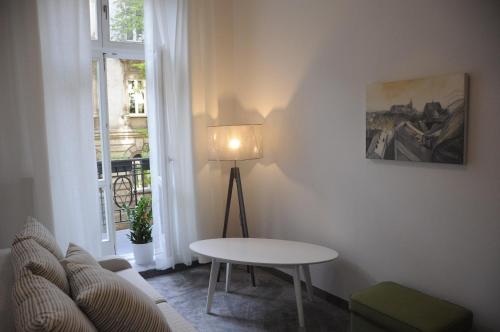 un salon avec une table et une lampe dans l'établissement Apartament Bogusławskiego, à Cracovie