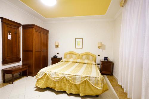 A bed or beds in a room at Mariano IV Palace Hotel