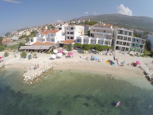 una vista aerea di una spiaggia con un gruppo di persone di Villa Amigo a Podstrana