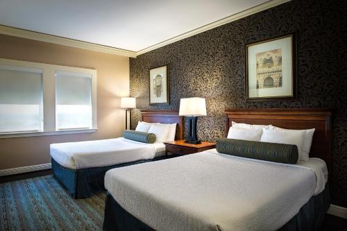 een hotelkamer met 2 bedden en een raam bij The Whitehall Houston in Houston