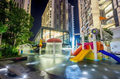 ein Spielplatz in einer Stadt in der Nacht mit Gebäuden in der Unterkunft The Shore Hotel & Residences in Malakka