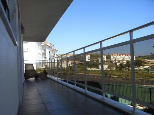 - un balcon avec vue sur l'océan et les bâtiments dans l'établissement VIEW CAMÉLIAS HOUSE - 65 SIXTYFIVE BOUTIQUE Home, à Ericeira