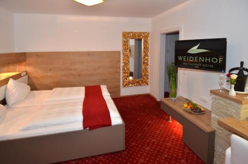 Cama ou camas em um quarto em Hotel Weidenhof