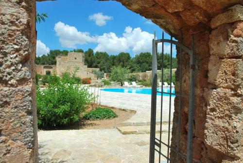 Bazén v ubytovaní Masseria Relais Santa Teresa alebo v jeho blízkosti