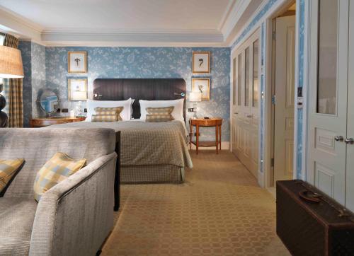 Uma cama ou camas num quarto em The Stafford London