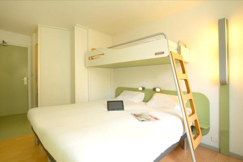 una camera con letto a castello e computer portatile di ibis budget Saint Malo Centre a Saint Malo