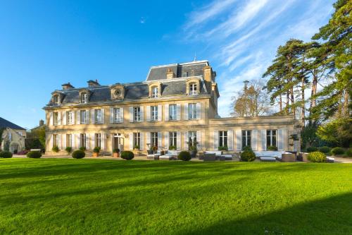 Chateau La Cheneviere tesisinin dışında bir bahçe