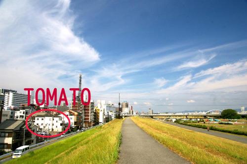 een uitzicht op een stad met een bord waarop staat toronto bij Osaka Tomato Guesthouse in Osaka